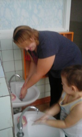 Дети второй младшей группы №2, воспитанники Елены Валерьевны Солдаткиной, учат родителей, как правильно надо мыть руки"