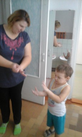 Дети второй младшей группы №2, воспитанники Елены Валерьевны Солдаткиной, учат родителей, как правильно надо мыть руки"
